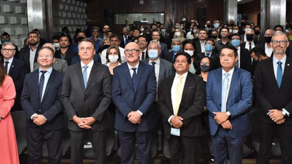 Os pastores evangélicos Arilton Moura e Gilmar Santos visitaram o Ministério da Educação (MEC) e o Fundo Nacional de Desenvolvimento da Educação (FNDE) 127 vezes durante o governo de Jair Bolsonaro (PL). As informações são da Folha de São Paulo, por meio da Lei de Acesso à Informação (LAI).