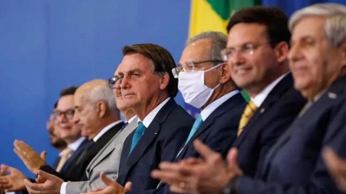 O presidente Jair Bolsonaro (PL) exonerou nesta quinta-feira (31) nove ministros do seu governo que irão disputar as eleições neste ano. A medida foi publicada no Diário Oficial da União.