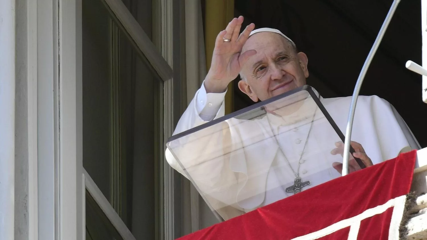 O papa disse que os ucranianos estão sendo massacrados e pediu que a invasão pare. O pedido foi feito neste domingo (13), durante a celebração de