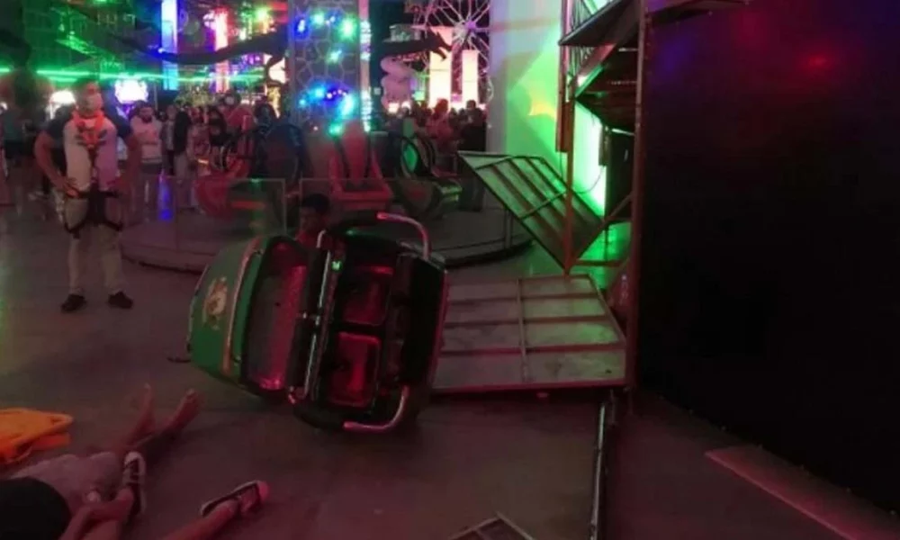 Pai e a filha foram arremessados na noite de sábado (19) de um brinquedo dentro de um parque em um shopping de Lauro de Freitas. Eles caíram de uma distância de cinco metros da estrutura fixa do brinquedo. O homem segue internado em um hospital particular de Salvador.