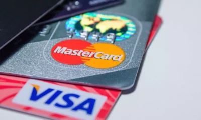 Visa e Mastercard anunciaram esta noite que suspenderão as operações na Rússia devido à invasão da Ucrânia. A Visa disse em comunicado que