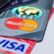 Visa e Mastercard anunciaram esta noite que suspenderão as operações na Rússia devido à invasão da Ucrânia. A Visa disse em comunicado que