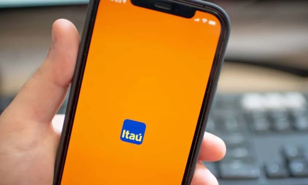 Clientes do banco Itaú relatam nesta quinta-feira (3) diversas inconsistências no aplicativo. Além de queixa de que o app não funciona, entre os principais problemas relatados estão a entrada e saída de dinheiro das contas correntes.