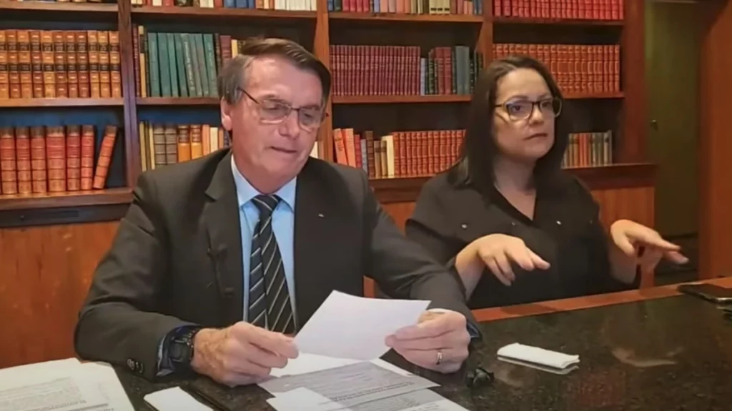 A Policia Federal (PF) abriu inquérito para apurar as declarações dadas pelo presidente Jair Bolsonaro em "live" associando falsamente a vacinação contra Covid-19 com o surgimento da aids.