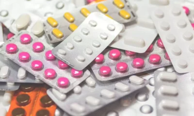 Os preços dos remédios devem ficar mais caros a partir desta sexta-feira (1ª). A Câmara de Regulação do Mercado de Medicamentos (CMED) deve divulgar o reajuste de medicamentos de 2022 nos próximos dias, mas segundo analistas do mercado, a alta deve ser de mais de 10%.