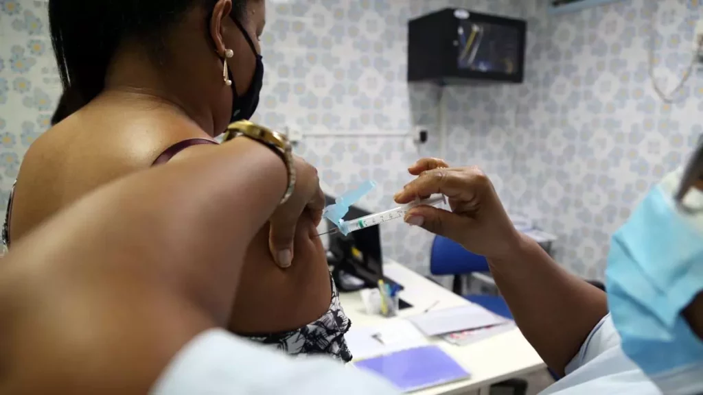 A vacinação contra Covid-19 continua nesta quarta-feira (16) com a estratégia “Liberou Geral” para aplicação da 1ª dose em pessoas com 12 anos ou mais, além da 2ª e dose de reforço para pessoas com 18 anos ou mais, independentemente de ser residente do município.