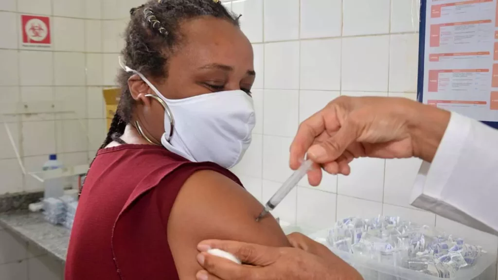 A vacinação contra a Covid-19 desta segunda-feira (7), em Salvador, acontecerá das 8h às 16h. Serão contemplados com a 1ª dose da CoronaVac