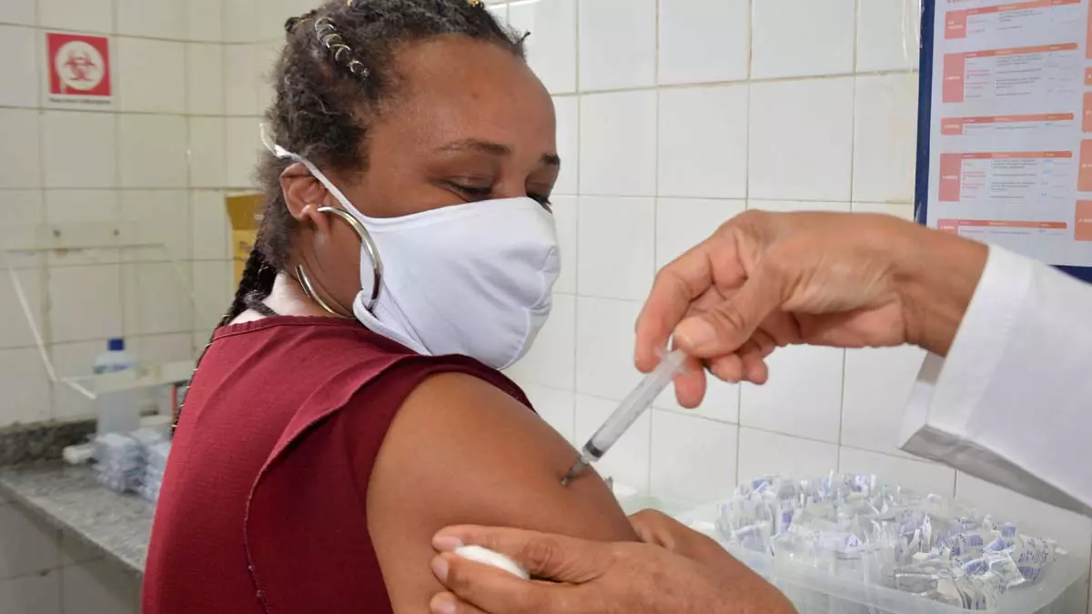 A vacinação contra a Covid-19 desta segunda-feira (7), em Salvador, acontecerá das 8h às 16h. Serão contemplados com a 1ª dose da CoronaVac