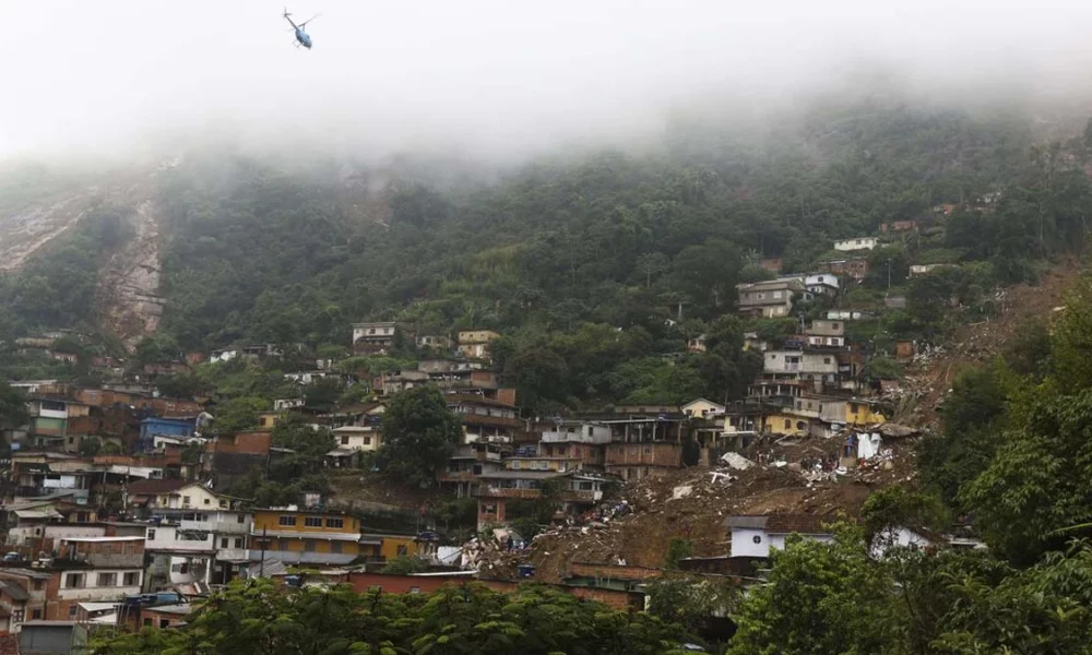 Após Petrópolis enfrentar fortes chuvas há mais de um mês, um novo temporal atingiu a região serrana fluminense, no domingo (20), e deixou pelo menos cinco mortos. Até o momento, as equipes dos Bombeiros conseguiram resgatar 31 pessoas com vida.