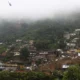 Após Petrópolis enfrentar fortes chuvas há mais de um mês, um novo temporal atingiu a região serrana fluminense, no domingo (20), e deixou pelo menos cinco mortos. Até o momento, as equipes dos Bombeiros conseguiram resgatar 31 pessoas com vida.