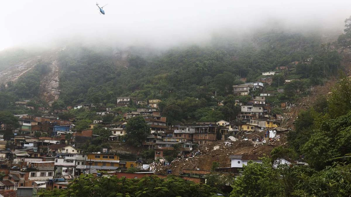 Após Petrópolis enfrentar fortes chuvas há mais de um mês, um novo temporal atingiu a região serrana fluminense, no domingo (20), e deixou pelo menos cinco mortos. Até o momento, as equipes dos Bombeiros conseguiram resgatar 31 pessoas com vida.