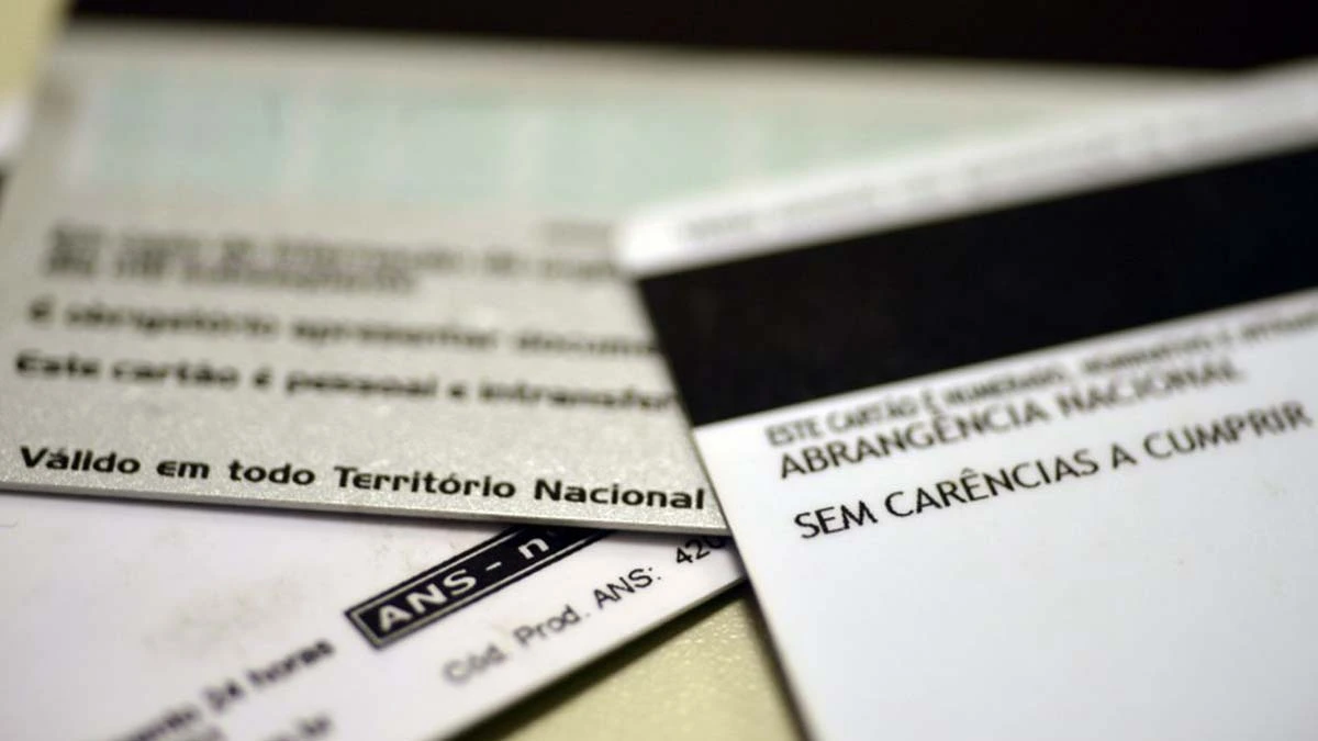 Doze planos de saúde, administrados por seis operadoras, têm sua comercialização suspensa a partir de hoje (22). A decisão foi tomada pela Agência Nacional de Saúde Suplementar (ANS) no último dia 16, devido a reclamações relacionadas à cobertura assistencial no último trimestre do ano passado.