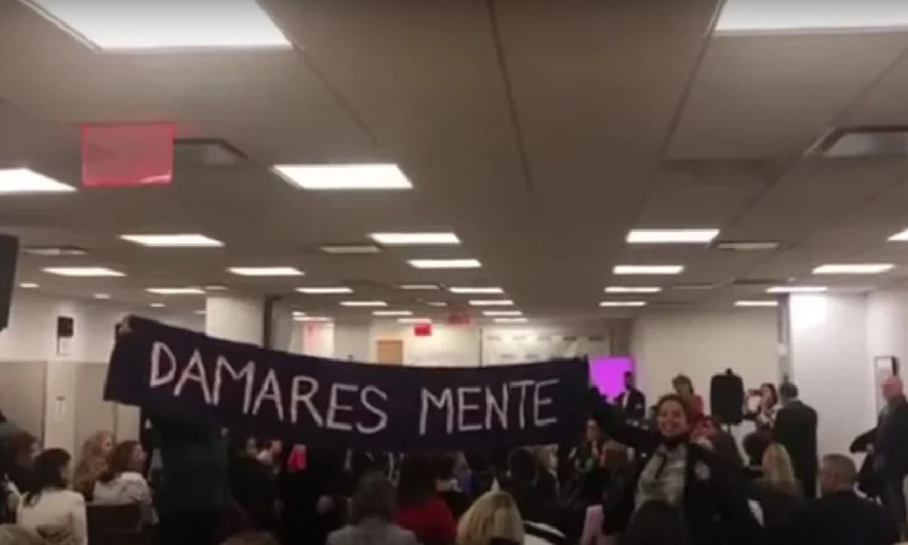 Diversos ativistas protestaram em um evento no consulado brasileiro em Nova York, durante o discurso da ministra Mulher, da Família e dos Direitos Humanos Damares Alves. A manifestação foi uma forma de protestar contra a medalha "indigenista" dada ao presidente Jair Bolsonaro (PL).