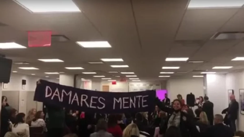 Diversos ativistas protestaram em um evento no consulado brasileiro em Nova York, durante o discurso da ministra Mulher, da Família e dos Direitos Humanos Damares Alves. A manifestação foi uma forma de protestar contra a medalha "indigenista" dada ao presidente Jair Bolsonaro (PL).