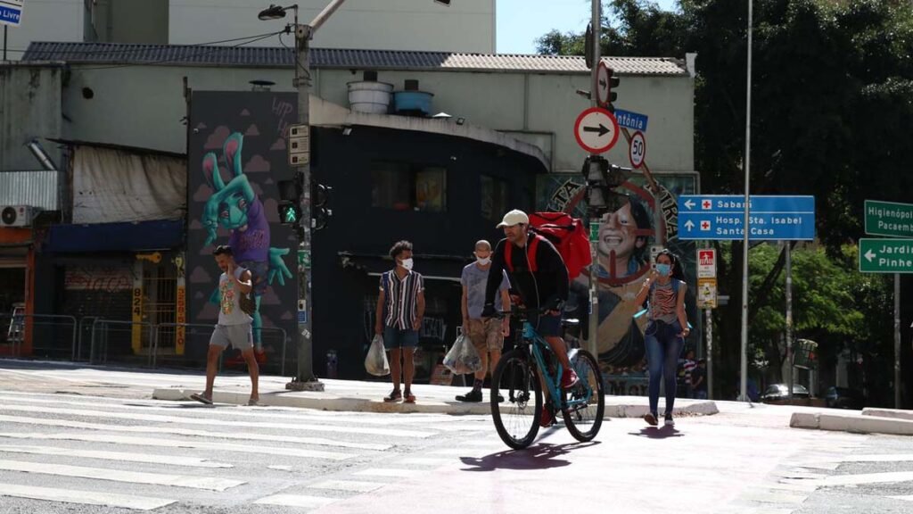 O uso de máscara no estado de São Paulo não será mais obrigatório em ambientes abertos a partir desta quarta-feira (09). No entanto, em ambientes fechados como lojas, salas de aula, transporte público, cinemas, teatros, hospitais, escritórios, shoppings e prédios públicos, o uso de máscara continuará obrigatório.