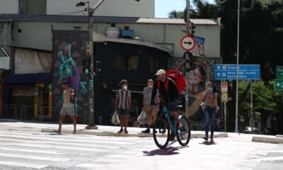 O uso de máscara no estado de São Paulo não será mais obrigatório em ambientes abertos a partir desta quarta-feira (09). No entanto, em ambientes fechados como lojas, salas de aula, transporte público, cinemas, teatros, hospitais, escritórios, shoppings e prédios públicos, o uso de máscara continuará obrigatório.