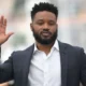 O diretor americano do filme “Pantera Negra”, Ryan Coogler foi algemado ao tentar sacar US$ 12 mil da própria conta. O caso aconteceu em janeiro deste ano em uma agência bancária em Atlanta, mas o caso só foi divulgado na quarta-feira (09).