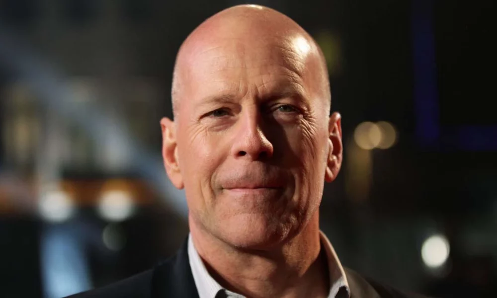 O ator Bruce Willis foi diagnosticado com demência fronto-temporal, segundo informações divulgadas pela sua família. Em março de 2022,