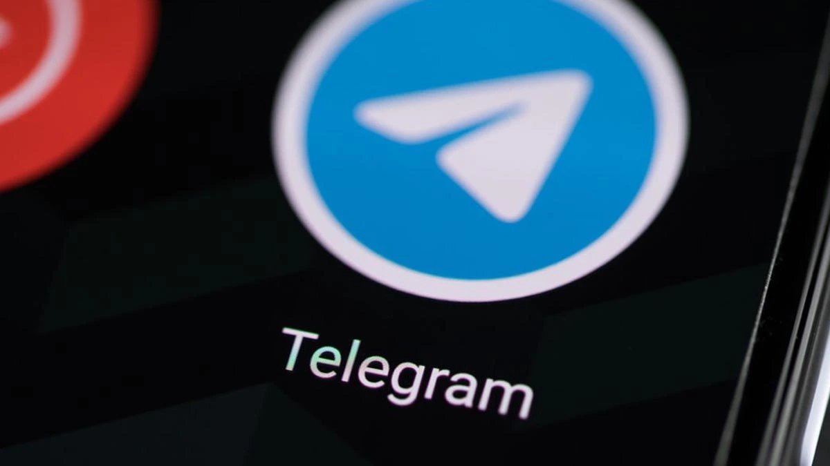 O ministro Alexandre de Moraes, do Supremo Tribunal Federal (STF) decidiu revogar no domingo (20) a ordem de bloqueio ao aplicativo de troca de mensagens Telegram em todo o Brasil, após a plataforma cumprir algumas das exigências feitas pelo Tribunal. Com isso, o uso da plataforma está disponível no país.