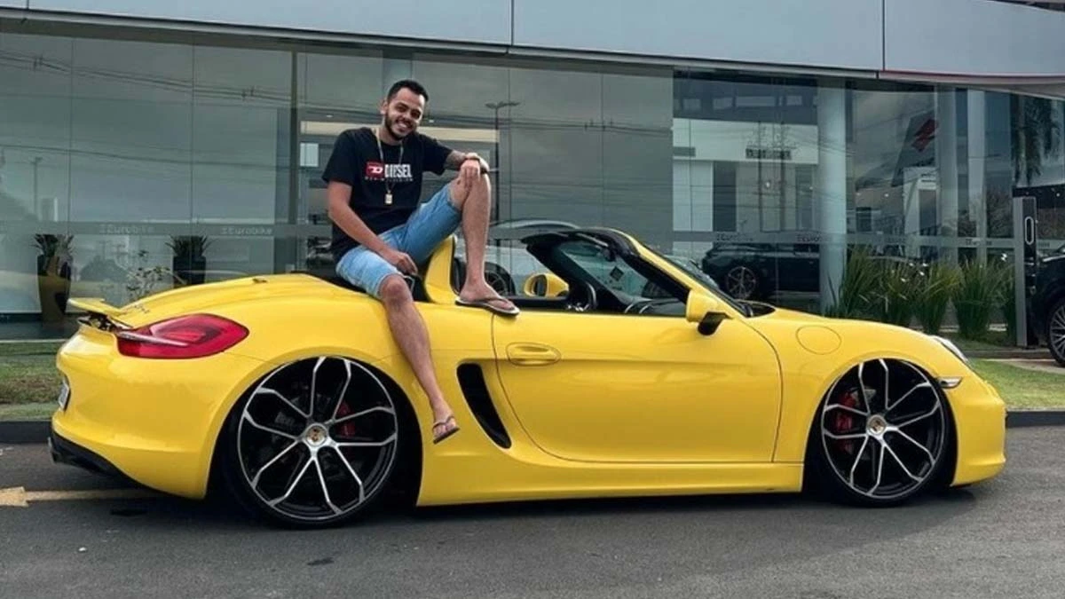 O Youtuber Kleber Moraes, conhecido como “Klebim”, foi preso nesta segunda-feira (21) após ser acusado de lavagem de dinheiro e de integram um esquema criminoso de prática de jogos de azar. Outras três pessoas também foram presas, suspeitas de participação.