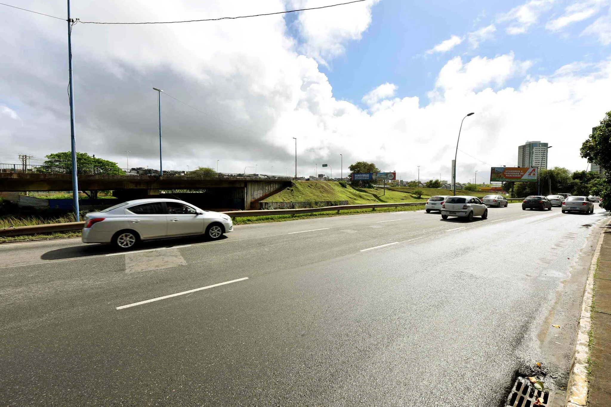Com as obras de requalificação da Avenida Tancredo Neves chegando à fase final, o trânsito na via sofrerá algumas alterações entre o próximo
