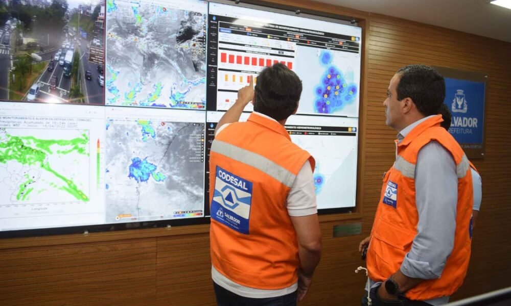 No início da tarde desta segunda-feira (18), mais três sirenes do sistema de alerta e alarme da Defesa Civil de Salvador (Codesal) foram acionadas nas localidades de Bom Juá (Calabetão), Baixa do Cacau (São Caetano) e Mamede (Alto da Terezinha), em Salvador.