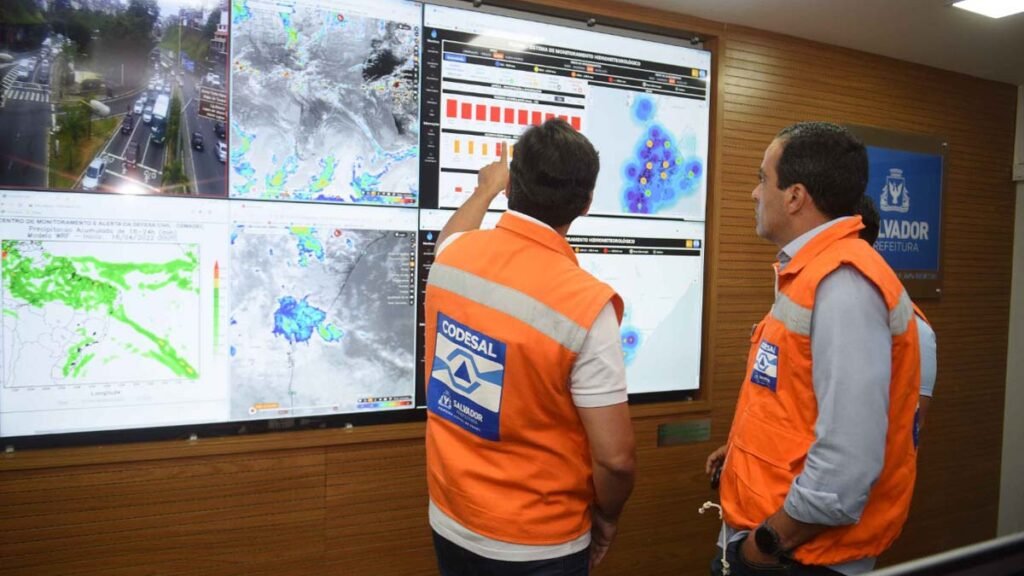 No início da tarde desta segunda-feira (18), mais três sirenes do sistema de alerta e alarme da Defesa Civil de Salvador (Codesal) foram acionadas nas localidades de Bom Juá (Calabetão), Baixa do Cacau (São Caetano) e Mamede (Alto da Terezinha), em Salvador.