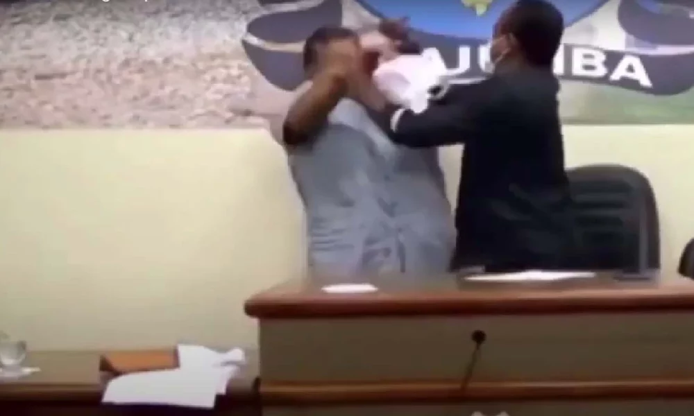 Um vídeo que viralizou nas redes sociais mostra o momento que o vereador José Edson dos Santos Dias (MDB), o Zé de Dodô agrediu o presidente da Câmara Municipal de Acajutiba, Reginaldo Neres (PSD) durante a última sessão para eleição da mesa diretora da entidade, nesta quarta-feira (6).