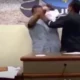 Um vídeo que viralizou nas redes sociais mostra o momento que o vereador José Edson dos Santos Dias (MDB), o Zé de Dodô agrediu o presidente da Câmara Municipal de Acajutiba, Reginaldo Neres (PSD) durante a última sessão para eleição da mesa diretora da entidade, nesta quarta-feira (6).