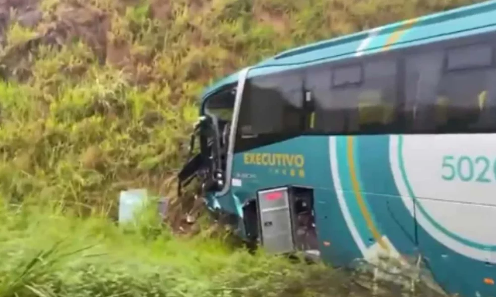 Quatro pessoas ficaram feridas em uma batida entre um caminhão e um ônibus, na BR-101, próximo ao entroncamento do município de Dom Macedo Costa, na madrugada desta segunda-feira (18).