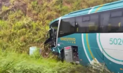 Quatro pessoas ficaram feridas em uma batida entre um caminhão e um ônibus, na BR-101, próximo ao entroncamento do município de Dom Macedo Costa, na madrugada desta segunda-feira (18).