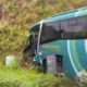 Quatro pessoas ficaram feridas em uma batida entre um caminhão e um ônibus, na BR-101, próximo ao entroncamento do município de Dom Macedo Costa, na madrugada desta segunda-feira (18).