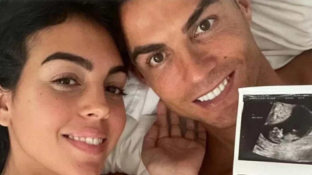 O atacante Cristiano Ronaldo anunciou nesta segunda-feira (18) que a esposa Georgina Rodríguez perdeu um dos filhos gêmeos que o casal estava esperando. De acordo com comunicado, Georgina teria dado à luz uma menina, mas o menino não resistiu.