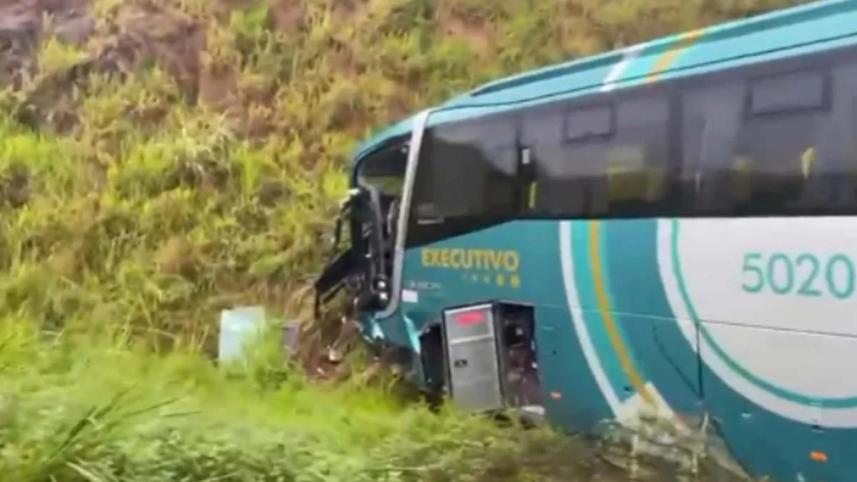 Quatro pessoas ficaram feridas em uma batida entre um caminhão e um ônibus, na BR-101, próximo ao entroncamento do município de Dom Macedo Costa, na madrugada desta segunda-feira (18).