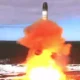 A Rússia anunciou nesta quarta-feira (20) que testou seu novo míssil balístico intercontinental Sarmat. A arma tem capacidade nuclear e segundo o presidente russo, Vladimir Putin, por não ter igual no mundo, dará motivos para "pensar duas vezes" àqueles que tentam ameaçar a Rússia.
