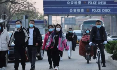 Pequim fechou escolas e suspendeu casamentos e funerais na cidade de 22 milhões de habitantes em um esforço relâmpago para evitar mergulhar