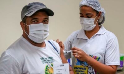 A vacinação da 4ª dose contra a Covid-19 para pessoas com 18 anos ou mais, em Salvador, segue nesta quarta-feira (31) em esquema “Liberou Geral”. A estratégia “Liberou Geral” contempla também a aplicação da 1ª, 2ª e 3ª para indivíduos com 18 anos ou mais, independentemente de ser residente do município, ou seja, mesmo não morando em Salvador ou não tendo tomado as doses aqui, o cidadão será contemplado. O único requisito é ter o cartão SUS vinculado a algum município do estado da Bahia.