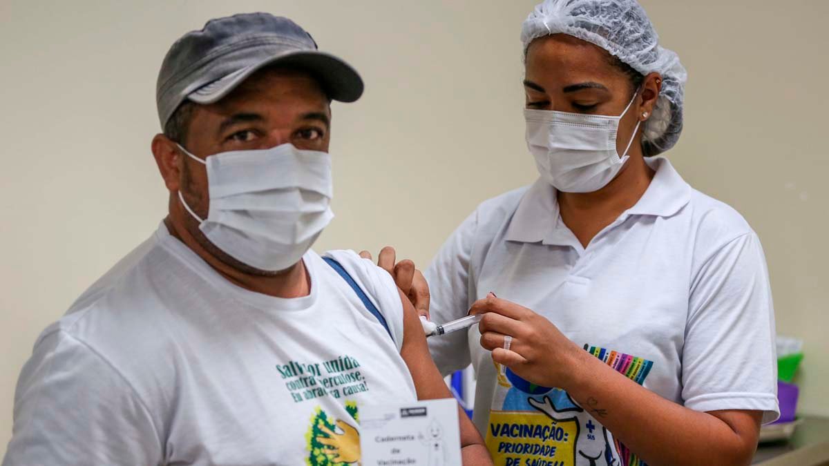 A vacinação da 4ª dose contra a Covid-19 para pessoas com 18 anos ou mais, em Salvador, segue nesta quarta-feira (31) em esquema “Liberou Geral”. A estratégia “Liberou Geral” contempla também a aplicação da 1ª, 2ª e 3ª para indivíduos com 18 anos ou mais, independentemente de ser residente do município, ou seja, mesmo não morando em Salvador ou não tendo tomado as doses aqui, o cidadão será contemplado. O único requisito é ter o cartão SUS vinculado a algum município do estado da Bahia.