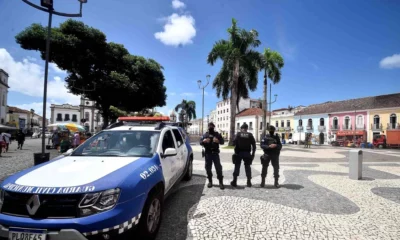 Devido ao feriado nacional de Tiradentes nesta quinta-feira (21), o expediente presencial nos órgãos da Prefeitura de Salvador funciona até esta quarta-feira (20), com retorno na próxima segunda-feira (25). No entanto, os serviços essenciais municipais prosseguem em sistema de plantão durante o período. Confira o funcionamento dos órgãos da prefeitura neste feriadão: