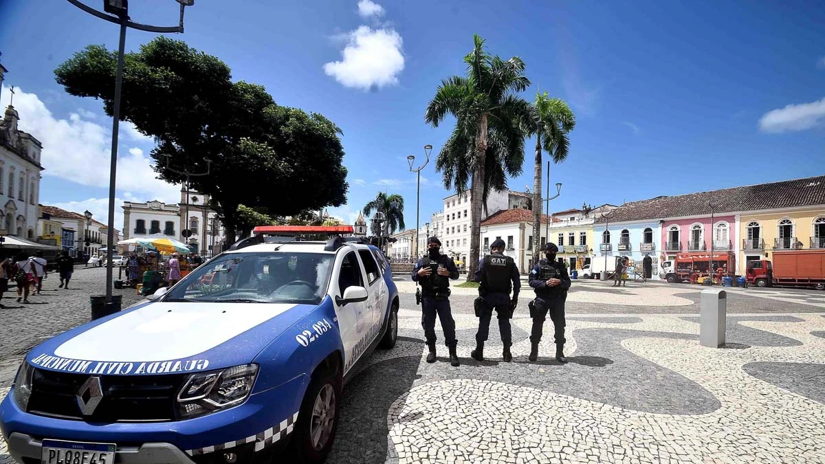 Devido ao feriado nacional de Tiradentes nesta quinta-feira (21), o expediente presencial nos órgãos da Prefeitura de Salvador funciona até esta quarta-feira (20), com retorno na próxima segunda-feira (25). No entanto, os serviços essenciais municipais prosseguem em sistema de plantão durante o período. Confira o funcionamento dos órgãos da prefeitura neste feriadão: