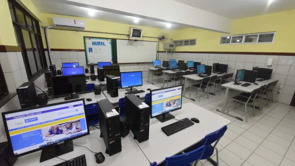 A Prefeitura de Salvador lançou na terça-feira (26), em parceria com o Senai/Cimatec, o projeto EJA Profissionalizante, que visa facilitar o aprendizado escolar e o acesso ao mercado de trabalho para alunos da Educação de Jovens e Adultos da rede municipal de ensino de Salvador.