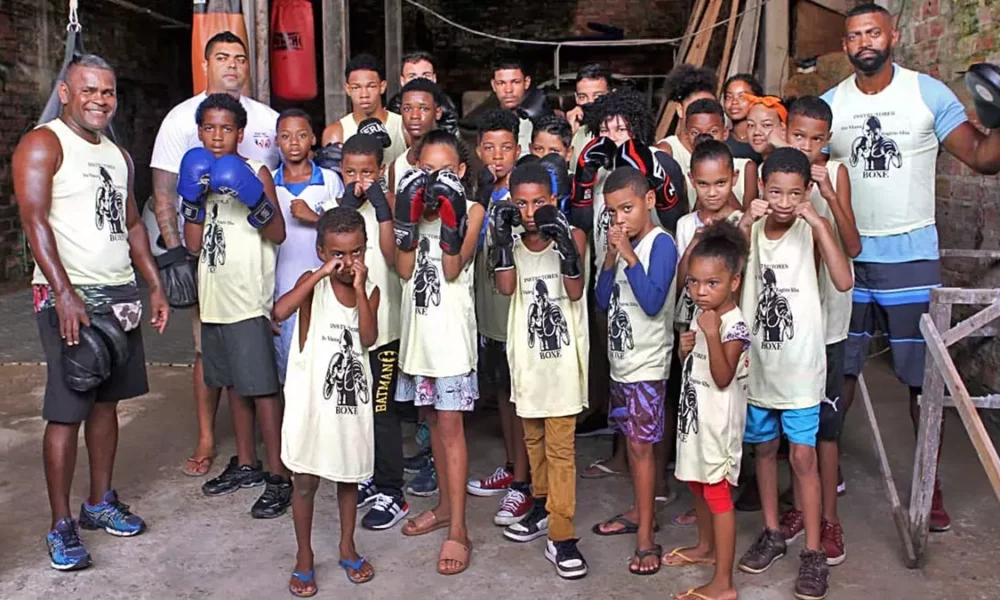 disso é o projeto social 'Sonhar é Viver', coordenado pelo professor de boxe Ailton Viana que traz a juventude para perto do esporte,