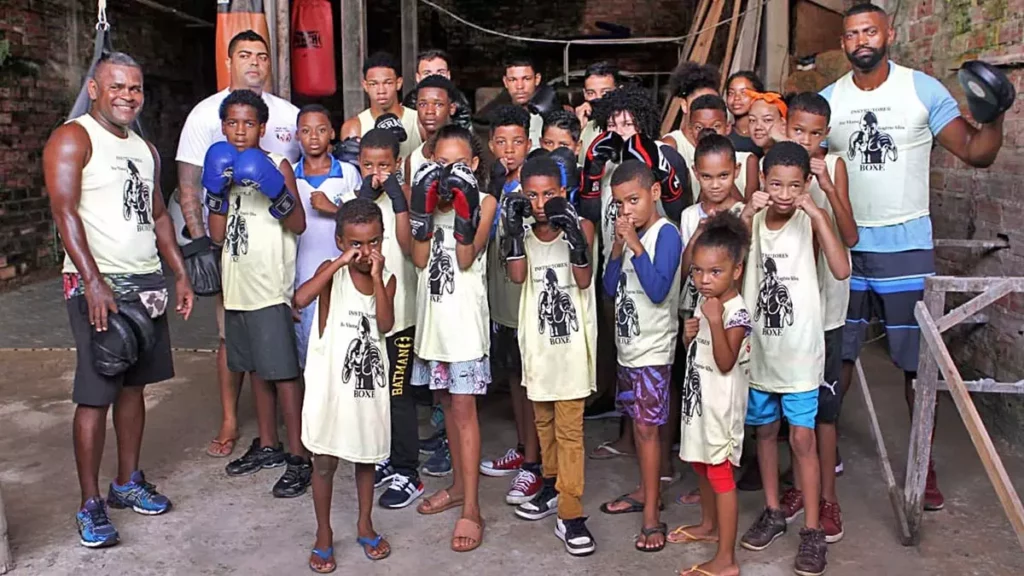 disso é o projeto social 'Sonhar é Viver', coordenado pelo professor de boxe Ailton Viana que traz a juventude para perto do esporte,