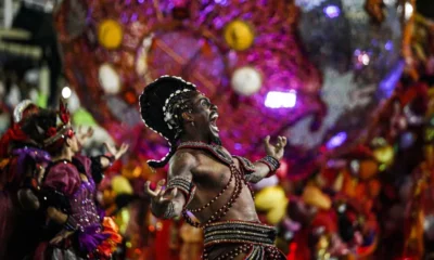 Pela primeira vez na história, a Acadêmicos do Grande Rio conquistou o título de campeã do carnaval 2022, no Rio de Janeiro, na tarde desta terça-feira (26), depois de bater na trave quatro vezes, com quatro vice-campeonatos desde que estreou na elite da folia carioca, em 1991.