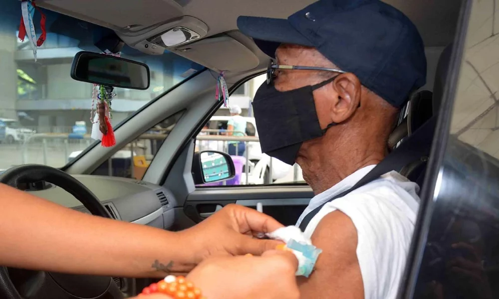 A vacinação contra a Covid-19 segue, nesta segunda-feira (4), das 8h às 16h, com a estratégia "Liberou Geral" para aplicação da 1ª dose em