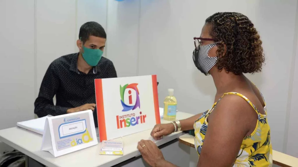 O Serviço Municipal de Intermediação de Mão de Obra (Simm), vinculado à Secretaria Municipal de Desenvolvimento, Emprego e Renda (Semdec) promove, a partir desta quarta-feira (20), uma série de cursos voltados exclusivamente para Pessoas com Deficiência (PCD) em Salvador.  As aulas ocorrerão presencialmente, na sede do Instituto Inserir, localizado na Rua da Paz, 18, em Itapuã.