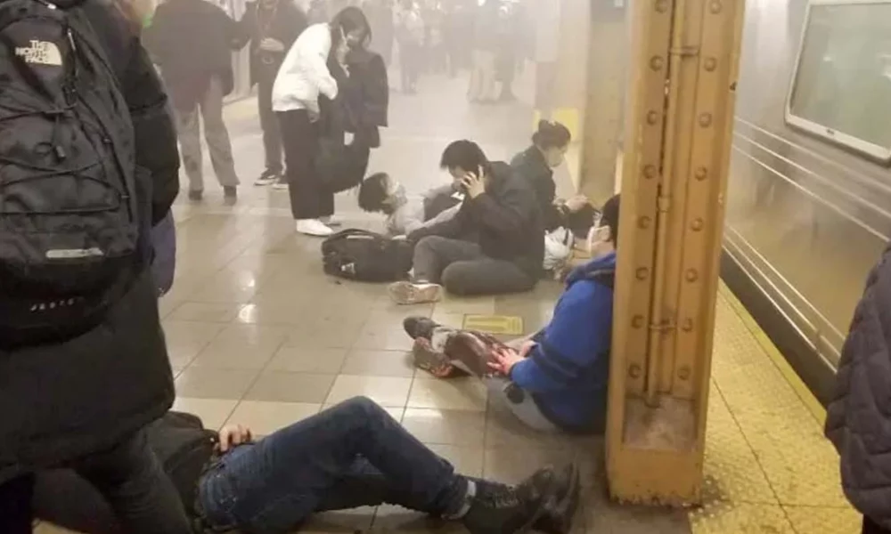 Várias pessoas foram baleadas em um ataque a tiros na plataforma de uma estação de metrô da região do Brooklyn, em Nova York (NY), na manhã desta terça-feira (12). Ao menos 16 pessoas ficaram feridas.
