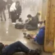 Várias pessoas foram baleadas em um ataque a tiros na plataforma de uma estação de metrô da região do Brooklyn, em Nova York (NY), na manhã desta terça-feira (12). Ao menos 16 pessoas ficaram feridas.