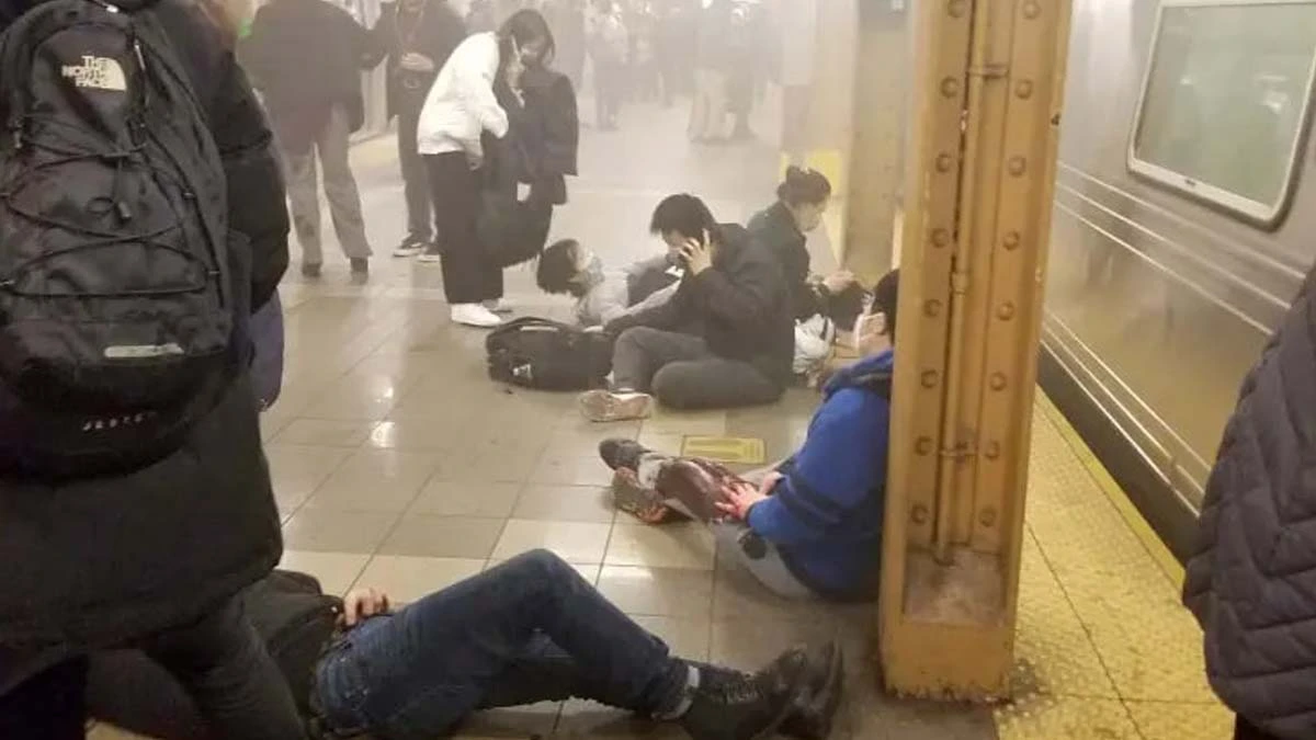 Várias pessoas foram baleadas em um ataque a tiros na plataforma de uma estação de metrô da região do Brooklyn, em Nova York (NY), na manhã desta terça-feira (12). Ao menos 16 pessoas ficaram feridas.