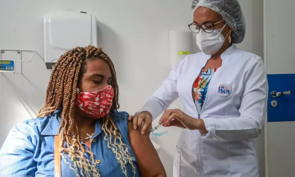 A vacinação contra a Covid-19 é retomada nesta segunda-feira (25), das 8h às 16h, com a estratégia "Liberou Geral" para aplicação da 1ª dose